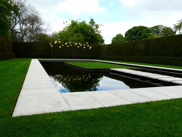 Moderní zahrada s jezírkem