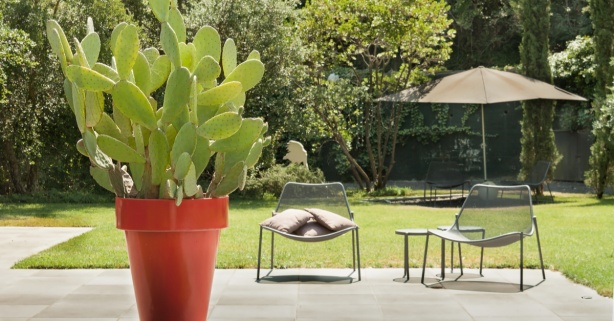 Květináče v moderní zahradě